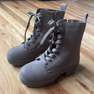 Obsessed With You - Nude × 1
5.5 / Taupe/Nude